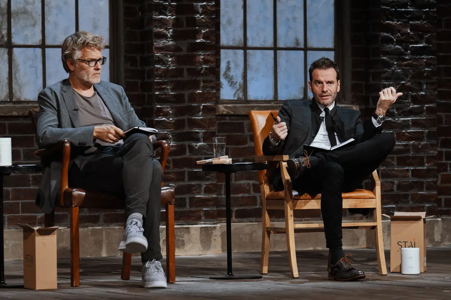 I de tidligere sæsoner af 'Løvens hule' har Jan Lehrmann været iført en t-shirt under sin jakke.