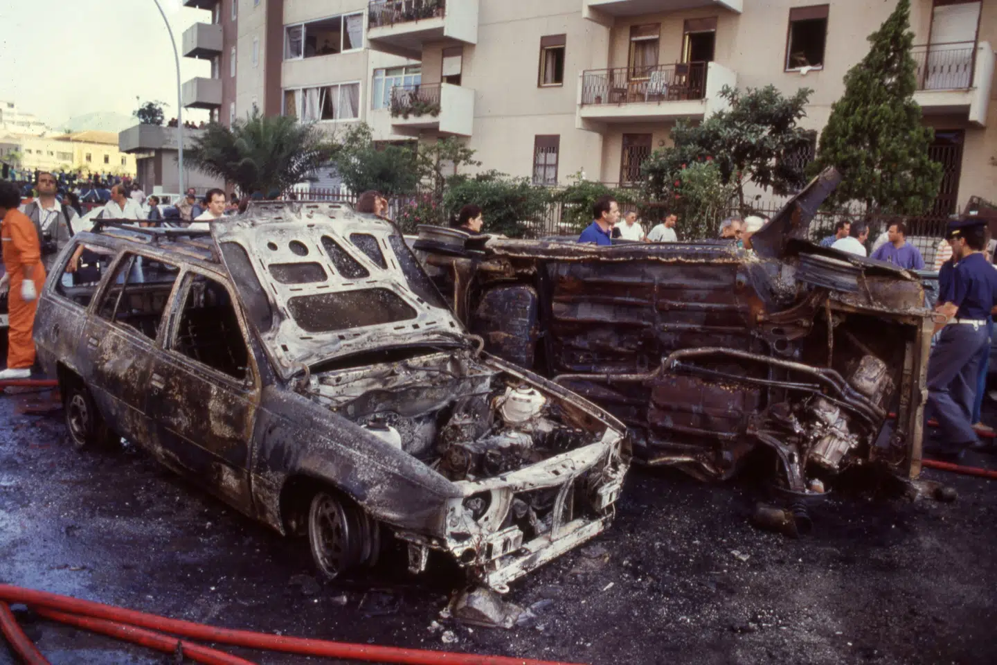Mafiavirksomhed har skabt store problemer i det moderne Italien i mange perioder og kostet mange menneskeliv. Her ses udbrændte biler, efter en bombe i Palermo dræbte en mafiadommer, Paolo Borsellino, og hans livvagter fra politiet ved den sidste kæmpesag mod mafiafolk i juli 1992. (Arkivfoto) Tony Gentile/Ritzau Scanpix