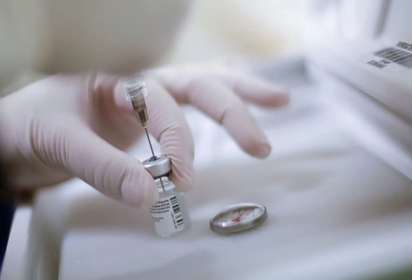 En sundhedsmedarbejder klargør en sprøjte med Pfizer/BioNTechs coronavaccine.