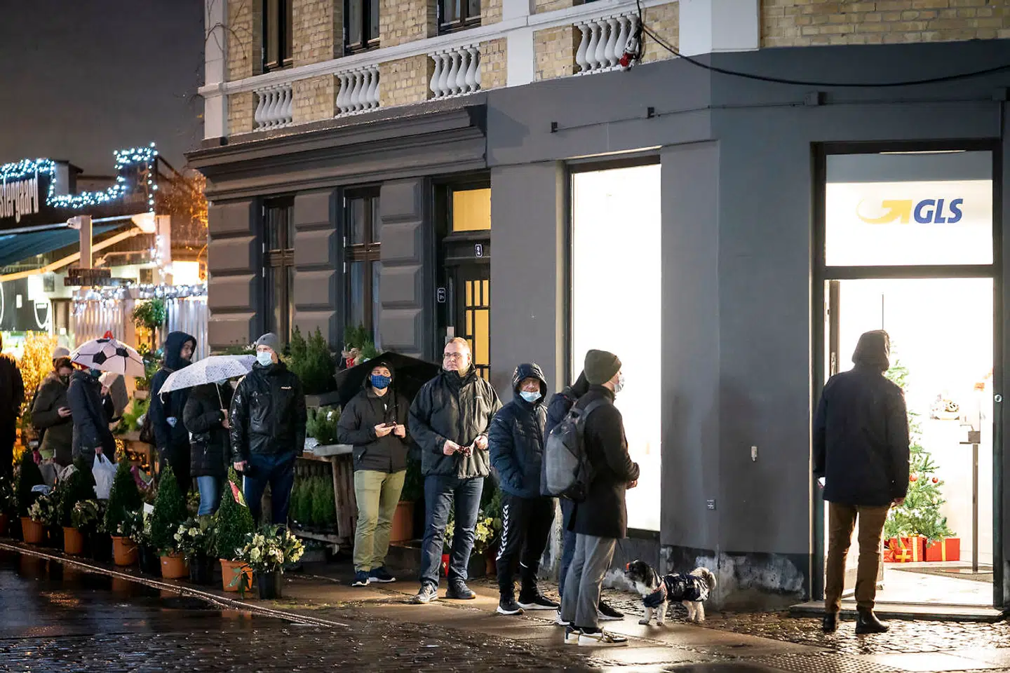 Det er ikke kun nu, at der er problemer. Her ses en kø foran GLS Pakkeshop på Amagerbrogade i København, torsdag den 17. december 2020. Julegaverne købes over nettet nu storcentrene er lukket ned på grund af smittefrygt med covid-19, coronavirus.. (Foto: Mads Claus Rasmussen/Ritzau Scanpix)