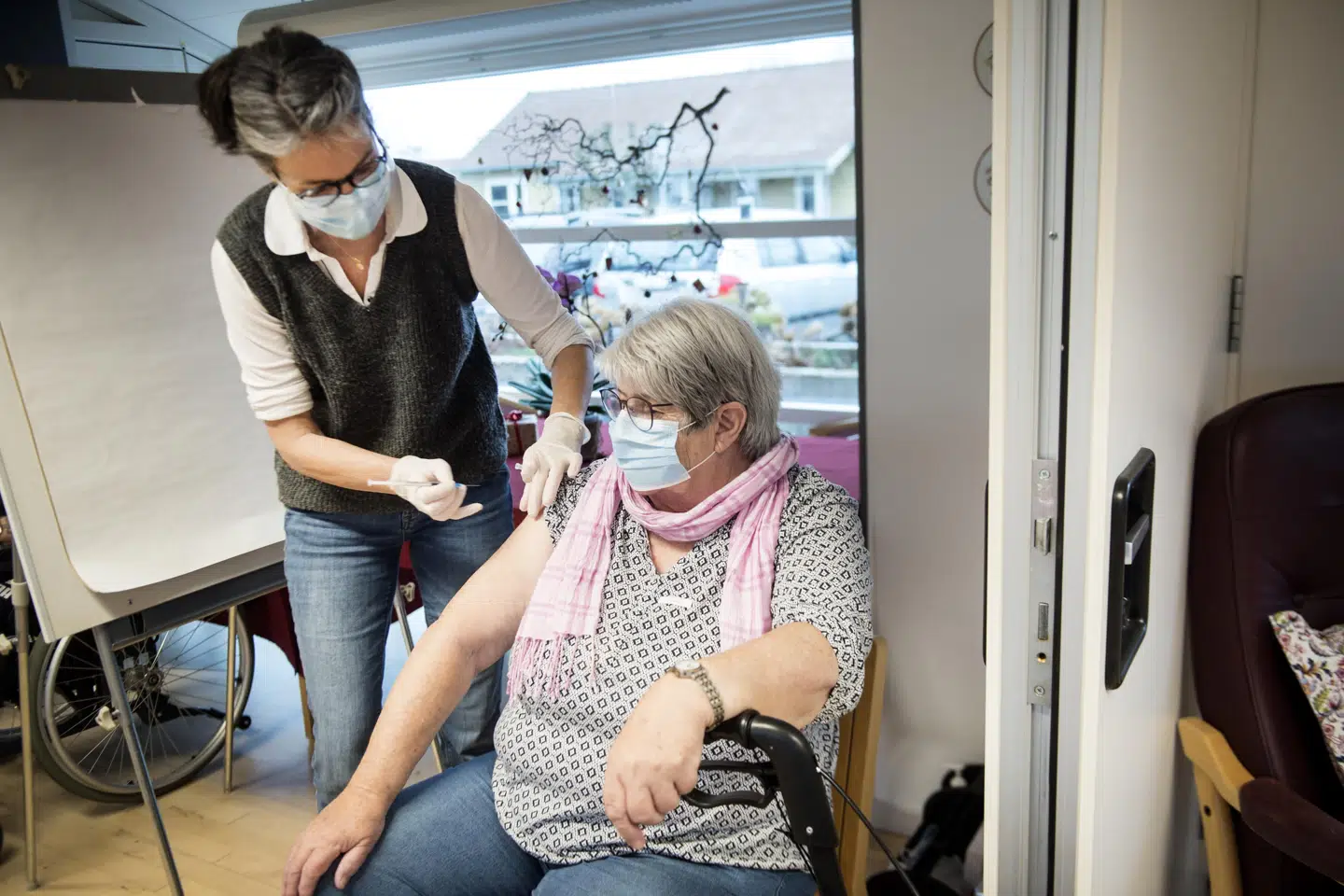 På landets plejehjem får nogle af beboerne fra søndag det andet og sidste stik med coronavaccinen fra Pfizer/BioNTech. (Arkivfoto) Tim Kildeborg Jensen/Ritzau Scanpix