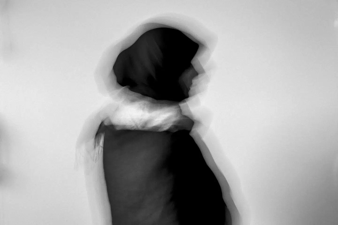 Sara har i årevis levet under kontrol fra familien, men med coronakrisen fik hun det afgørende argument for at komme fri af sit gamle liv. Personen på billedet er ikke Sara.