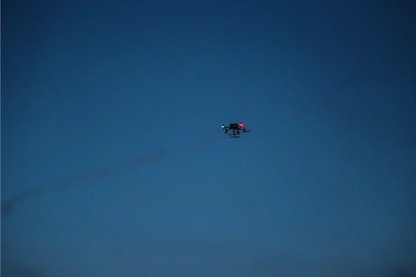 Her ses drone politiet har sat til at overvåge område i Gladsaxe, hvor rullemarie og bombehunde lige nu er ved at tjekke 'mistænkelige forhold' som vagtchef hos Københavns Vestegns Politi formulerer det. Foto: Presse-foto.dk