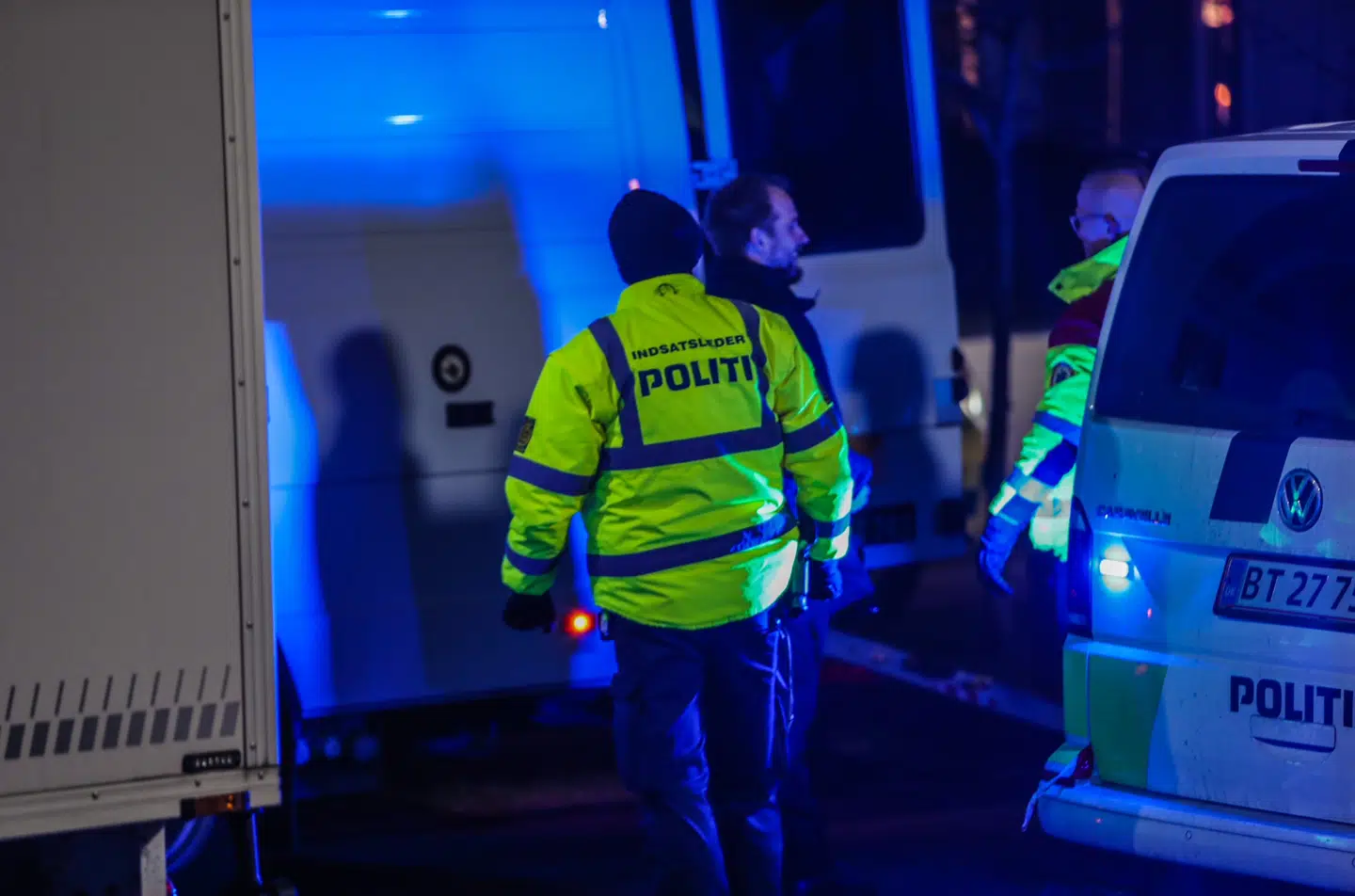 Et stort antal betjente, brandfolk og sprængningseksperter fra Forsvaret var hele lørdagen i gang med at tjekke om, der var en bilbombe på Gyngemose Parkvej i Gladsaxe. Foto: Presse-foto.dk