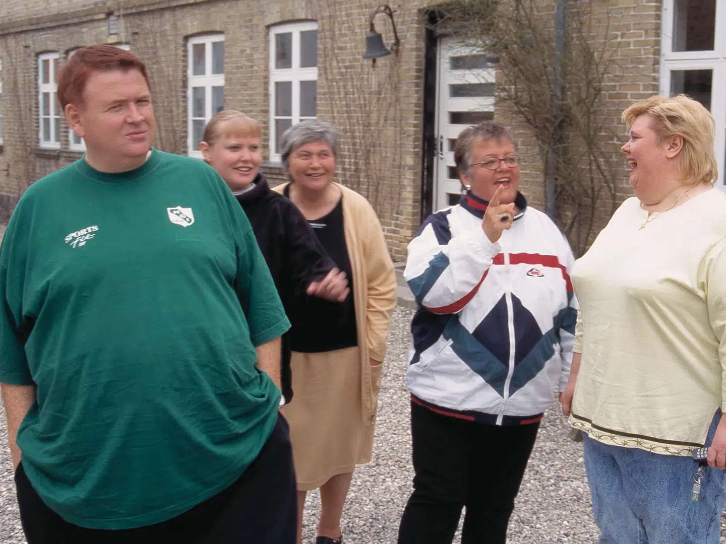 Deltagerne i 'Livet er fedt', da de ankom til Ubberup Højskole for 20 år siden. Det er Line Hansen, som man kan se bag Allan Petersen yderst til venstre. Pressefoto Tv2.