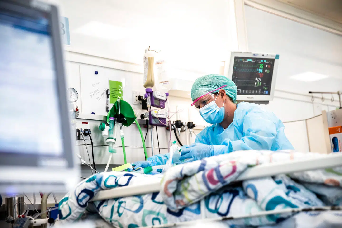 (ARKIV) En sygeplejerske plejer en patient på intensiv afdelingen for Covid-19 patienter på Bispebjerg Hospital i København torsdag den 7. maj 2020. *Billedet er kun til redaktionel omtale af situationen omkring corona*. Den britiske coronavariant B117 spreder sig. Den skal slås ned nu, hvis smittetal ikke skal eksplodere i februar, siger regeringen. Også rejseregler forlænges. Det skriver Ritzau, onsdag den 13. januar 2021.. (Foto: Ólafur Steinar Gestsson/Ritzau Scanpix)