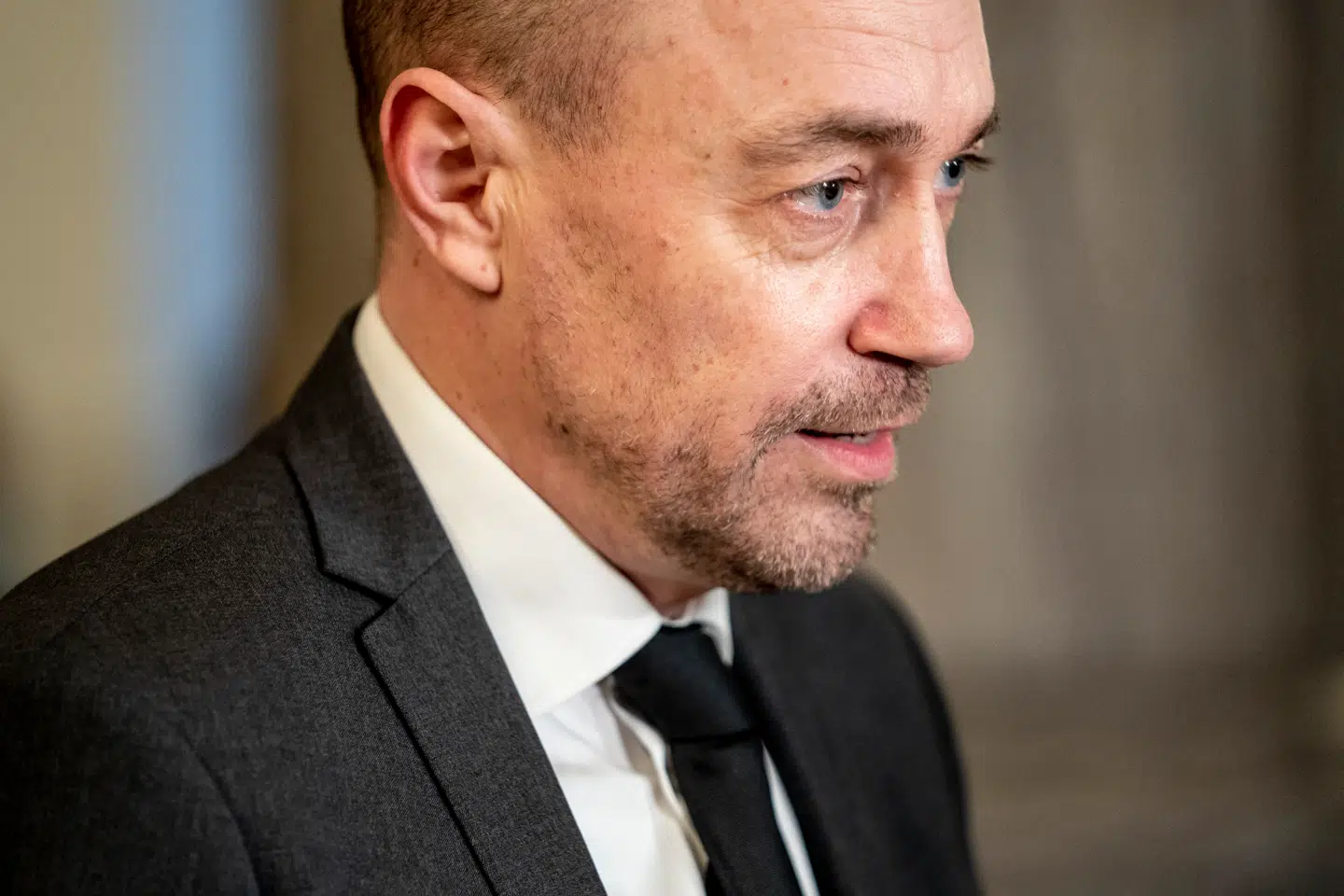 Sundheds- og ældreminister Magnus Heunicke forklarer, at regeringens højeste prioritet i forbindelse med genåbningen er, at de mindste klasser skal tilbage i skole igen.