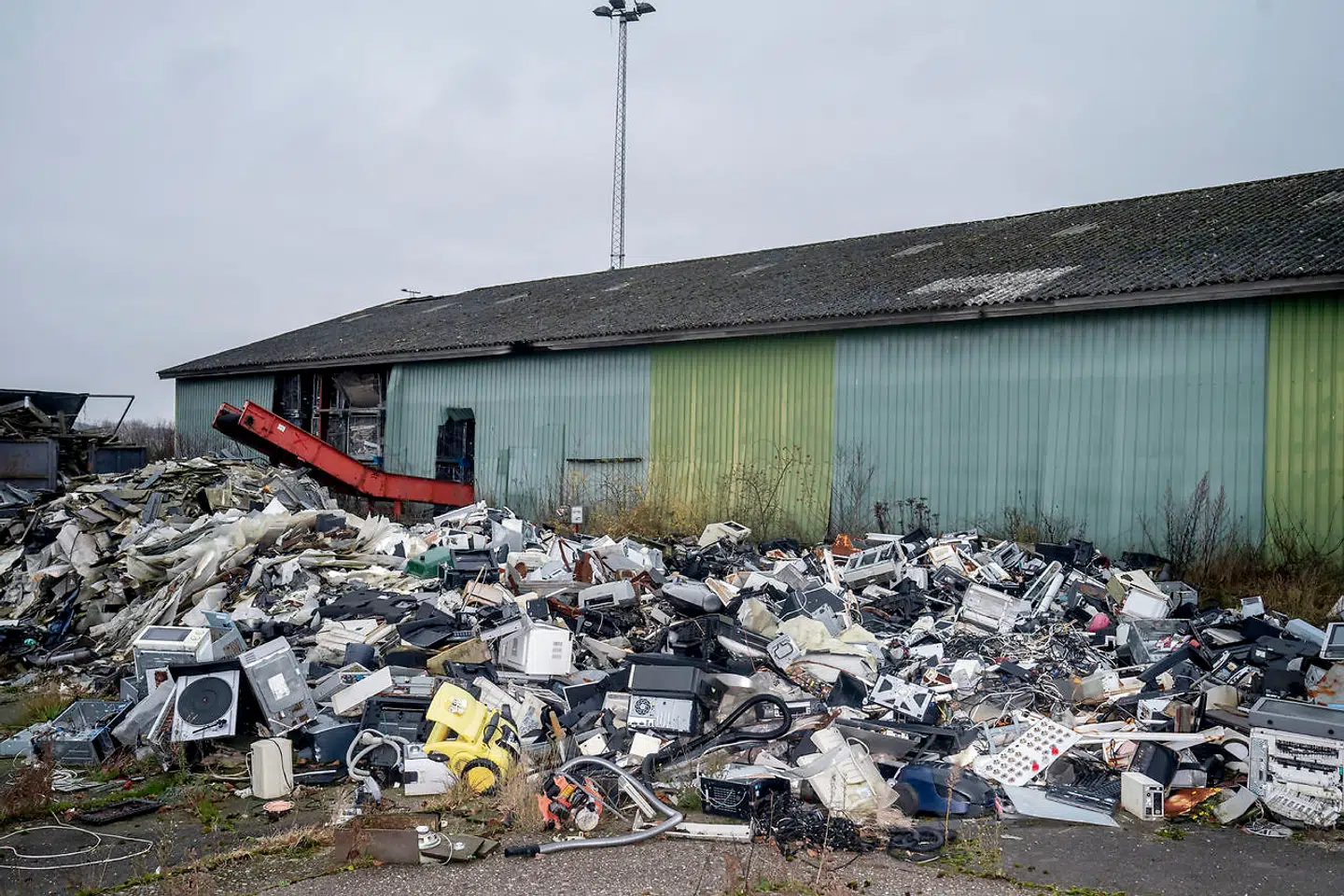 Da Berlingske besøgte grunden i Fredericia Kommune i december 2020, lå Danweees efterladenskaber stadig på stedet tre år efter konkursen. En del af elektronikken lå på jorden, og det er i direkte strid med miljøreglerne. Dele af navnet Danweee henviser til den tekniske forkortelse for elektronikaffald (Waste Electrical and Electronic Equipment – weee).