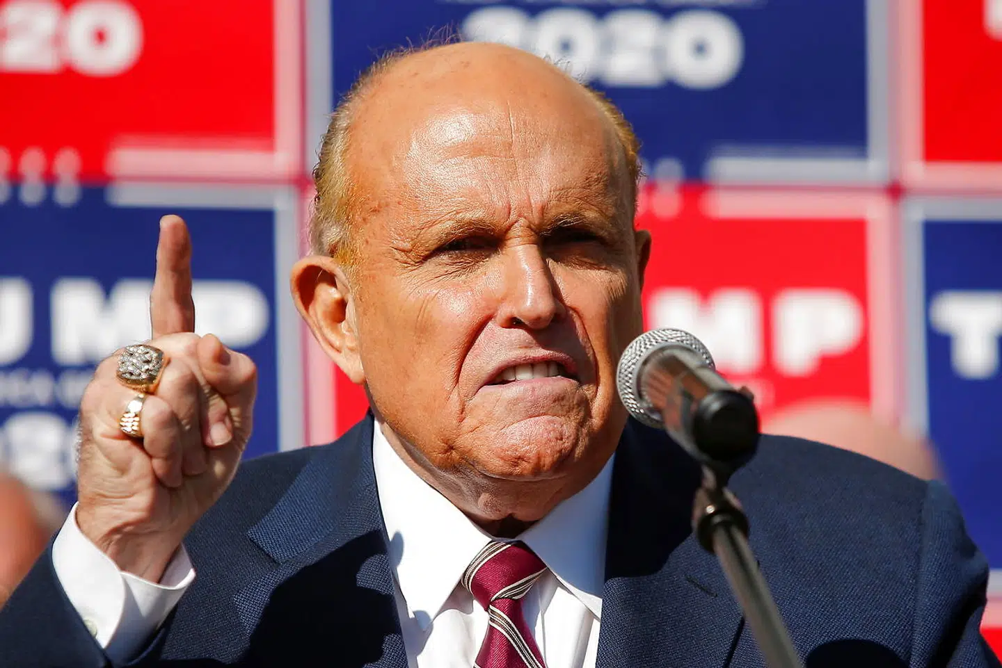 Rudy Giuliani er meget uenig i beskyldningerne.