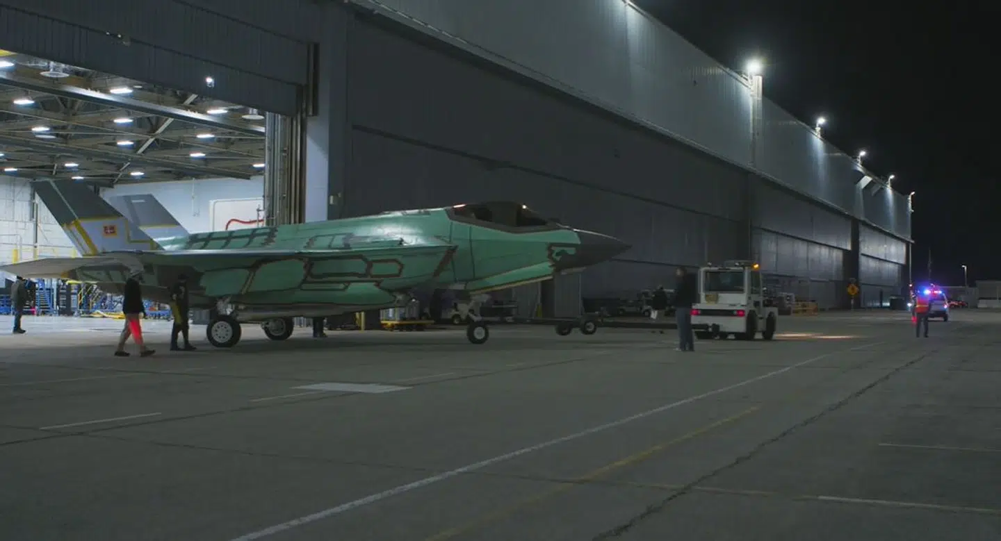 Flyet får halenummeret L-001 og skal nu igennem yderligere tests før dets første flyvetur senere på året. Efter planen overdrages det til det danske flyvevåben til april, hvorefter danske piloter vil blive trænet i flyet på på Luke Air Force Base i Arizona. Skærmbillede taget fra video på Forsvarsministeriets hjemmeside.