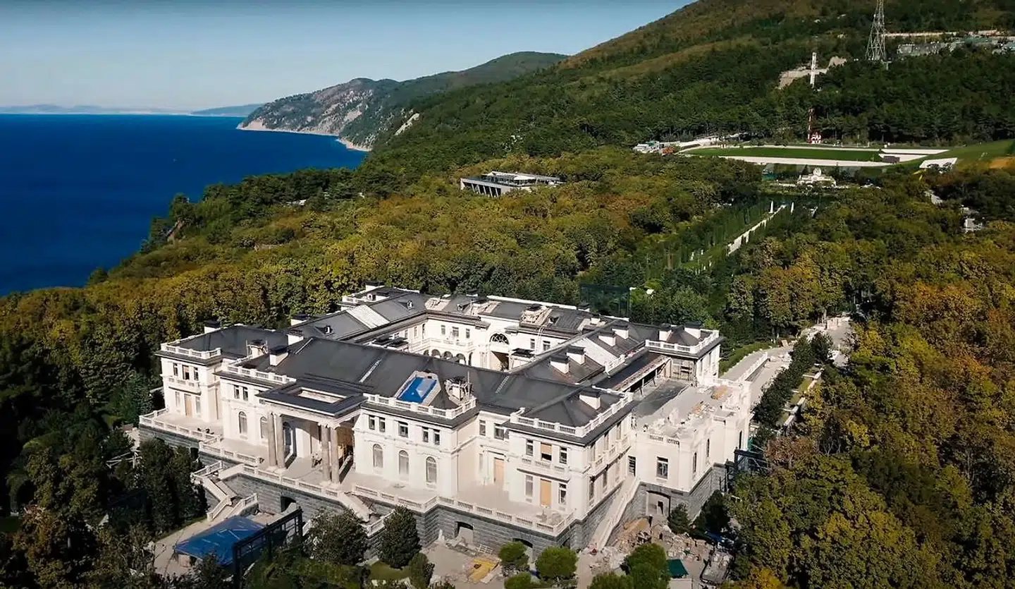 This grab taken on January 25, 2021 of an handout video of the Alexey Navalny Youtube Channel shows an aerial view of a property, located along Russia's southern Black Sea, that Navalny claimes is owned by Russian President Vladimir Putin. - Russian President Vladimir Putin, on January 25, 2021, dismissed claims by opposition leader Alexei Navalny that he owns a lavish property on the Black Sea, as the opposition urged fresh nationwide demonstrations. (Photo by Handout / Alexey Navalny Youtube Channel / AFP) / RESTRICTED TO EDITORIAL USE - MANDATORY CREDIT "AFP PHOTO / Alexey Navalny Youtube Channel" - NO MARKETING - NO ADVERTISING CAMPAIGNS - DISTRIBUTED AS A SERVICE TO CLIENTS