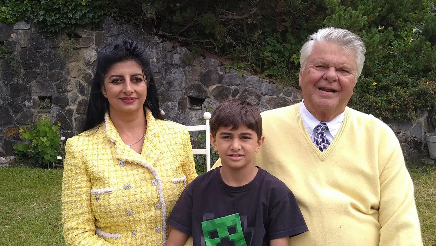 Susan Astani og Christian Kjær med deres søn Alexander i deres fælles hjem i Schweiz.