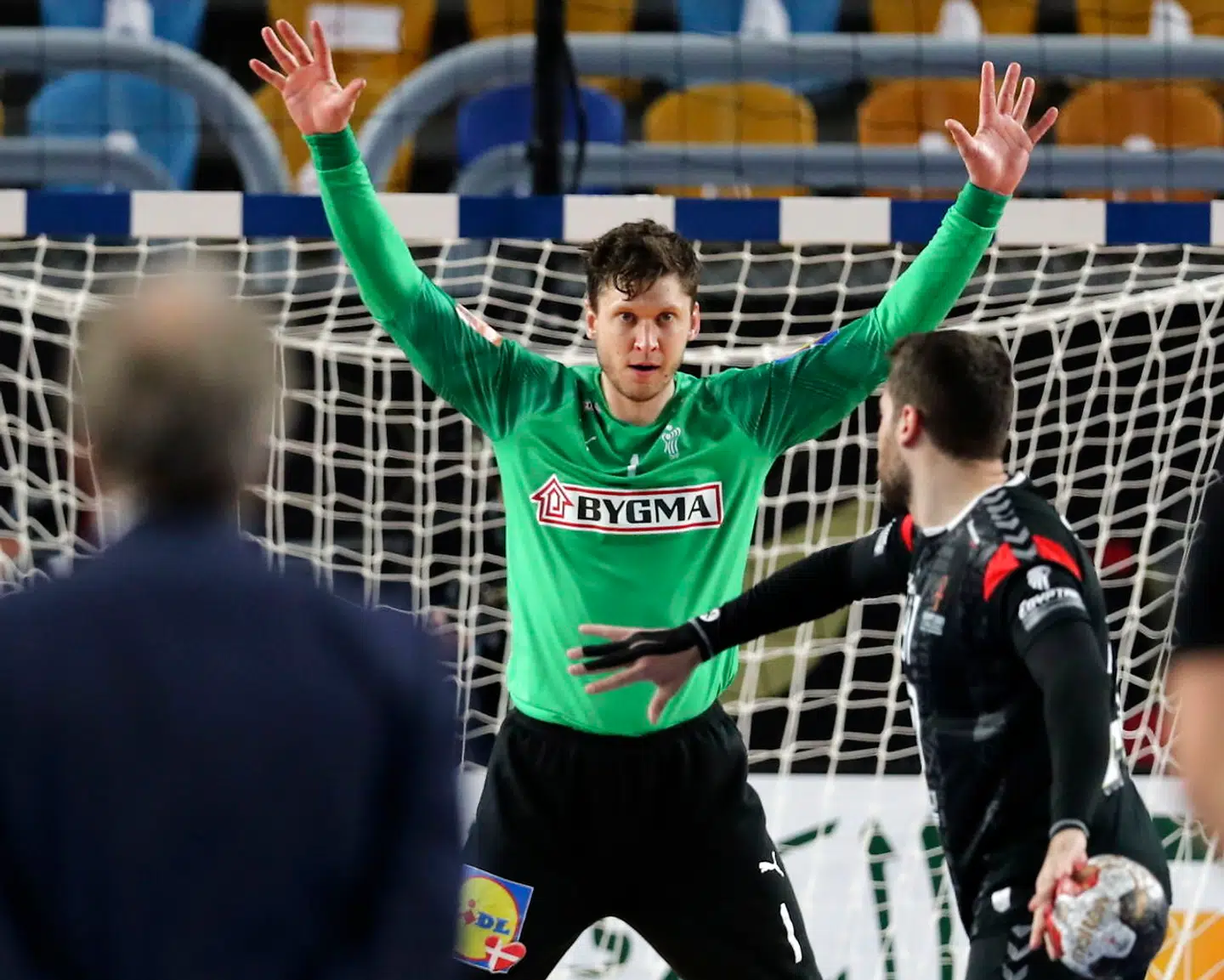 epa08969388 Denmark's goalkeeper Niklas Landin Jacobsen (C) faces off with Egypt's Mohammad Sanad (R) during the quarter final match between Denmark and Egypt at the 27th Men's Handball World Championship in Cairo, Egypt, 27 January 2021. EPA/Mohamed Abd El Ghany / POOL