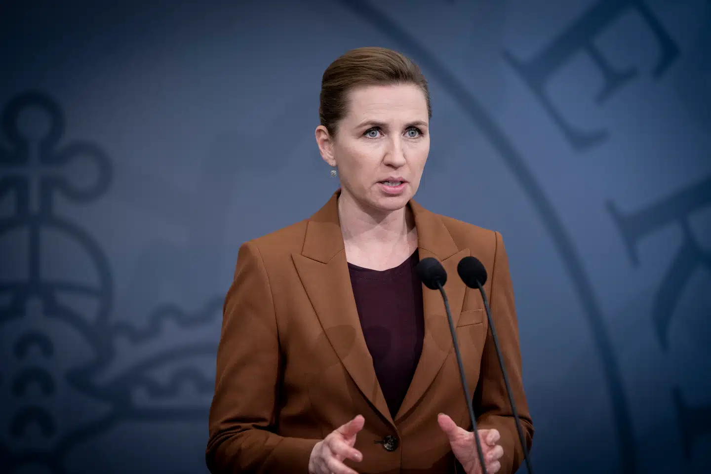 Statsminister Mette Frederiksen meddelte på et pressemøde 5. januar, at forsamlingsforbudet vil blive sat ned til fem personer. Regeringens egne eksperter vurderer, at det er det mest effektive tiltag mod corona, men at det samtidig også er det, der har størst betydning for den individuelle frihed og trivsel.