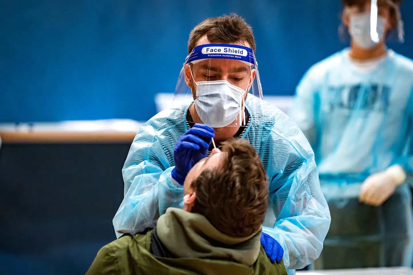 Testcenter i Østerbrohuset, i Aarhusgade mandag den 21. december 2020. I en sportshal, som er indrettet i en gammel sporvognsremise i Aarhusgade kan københavnere nu blive lyntestet. Centeret holder døgnåbent men den 24. december og 31. december er testcenteret dog kun åbent fra 9-14. Den 1. januar åbner centeret kl.12. (Foto: Emil Helms/Ritzau Scanpix)