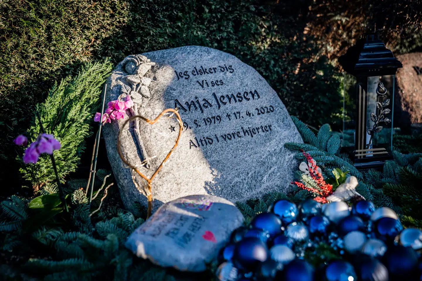 »Altid i vores hjerter,« står der på Anja Jensens gravplads på kirkegården i Grenaa. Foto: Rasmus Laurvig/ Byrd