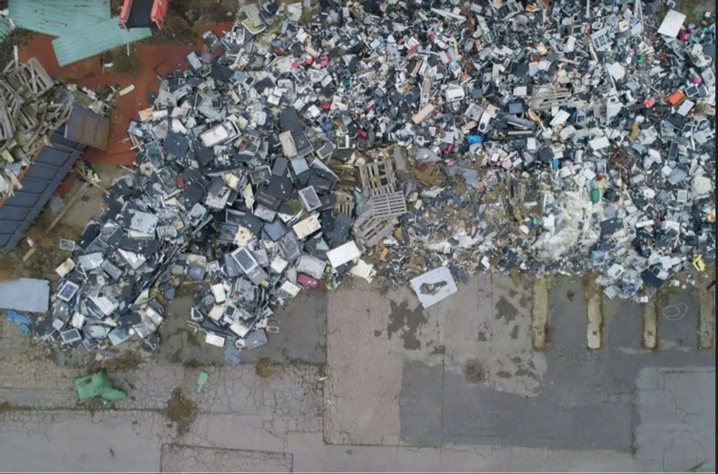 Foto fra Danwees grund Fredericia i december 2020: Det flyder stadig med elektronikskrot på den bare jord tre år efter konkursen.