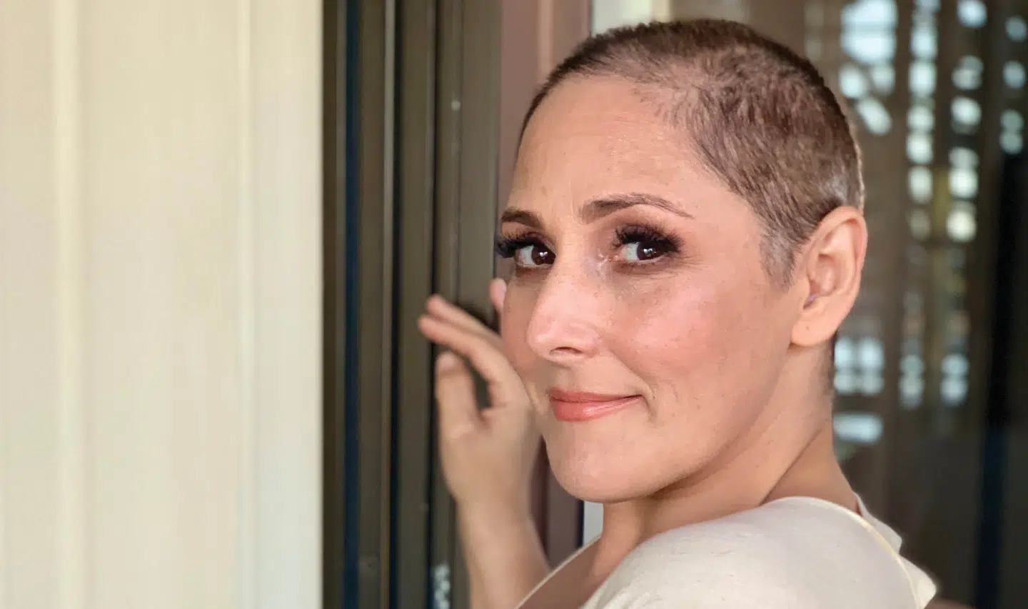 Ricki Lake da hun trimmede sit hår.