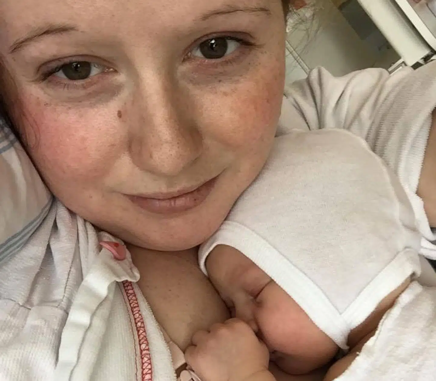 26-årige Josefine Frederikke Jensen kort efter fødslen af sin søn, som hun oplevede meget traumatisk.