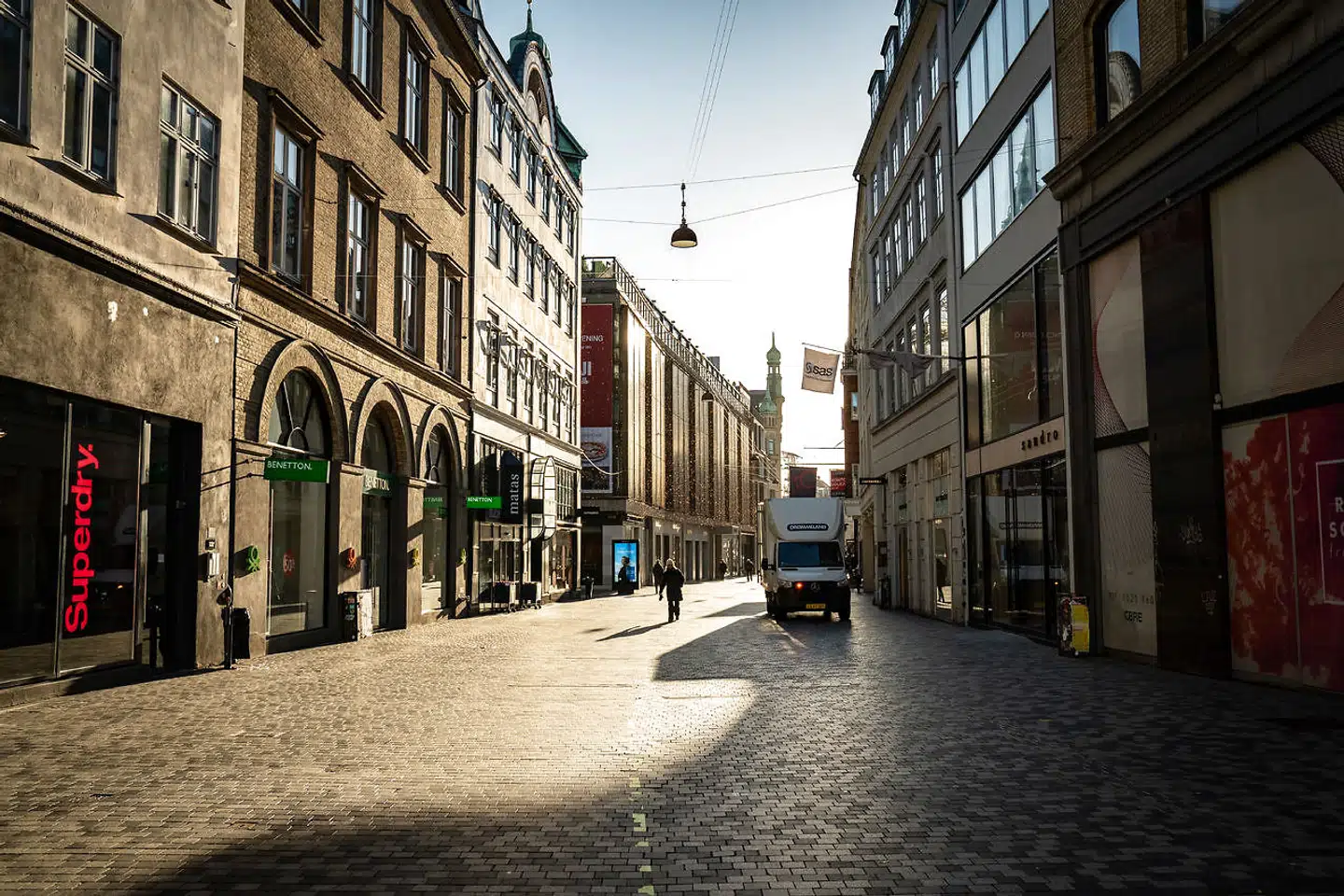 Nyt lovforslag giver regeringen beføjelser til at sende en hel forsamling eller gruppe i isolation, hvis der bliver konstateret smitte med »en alment farligeller samfundskritisk sygdom«. Det truer retssikkerheden, mener Institut for Menneskerettigheder.