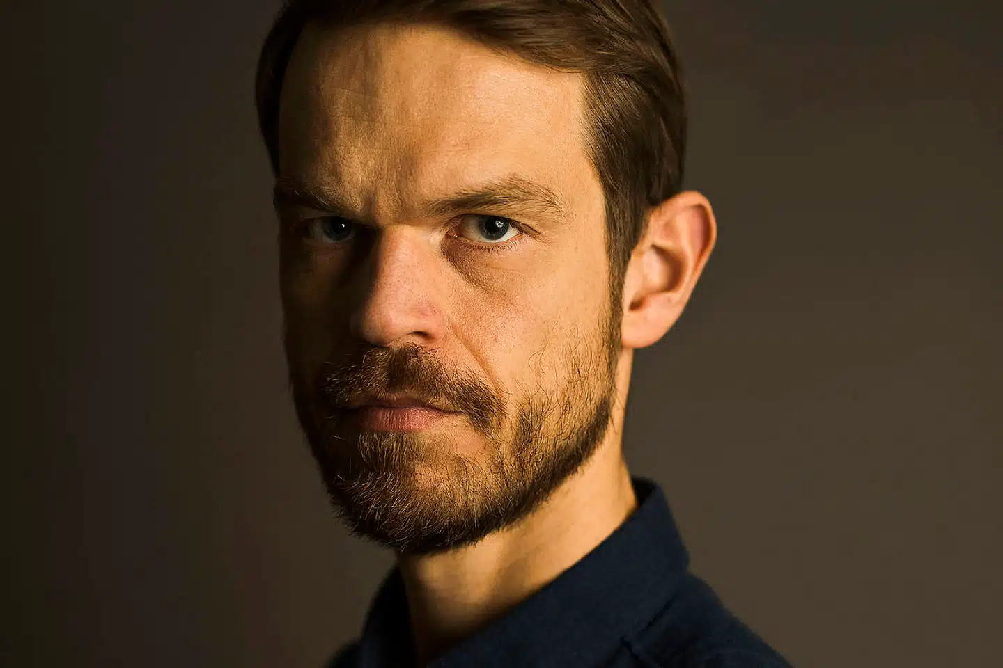 Portrætter af Forfatter / Psykolog / Foredragsholder / Meningsdanner Svend Brinkman. Svend Brinkmann har udgivet en ny bog med titlen "Gå Glip" der i meget korte træk argumenterer for at vi som samfund har bedre af at have JOMO (joy of missing out) end FOMO (fear of missing out). Billederne er taget i fotografens studie og på Arbejdermuseet i København.