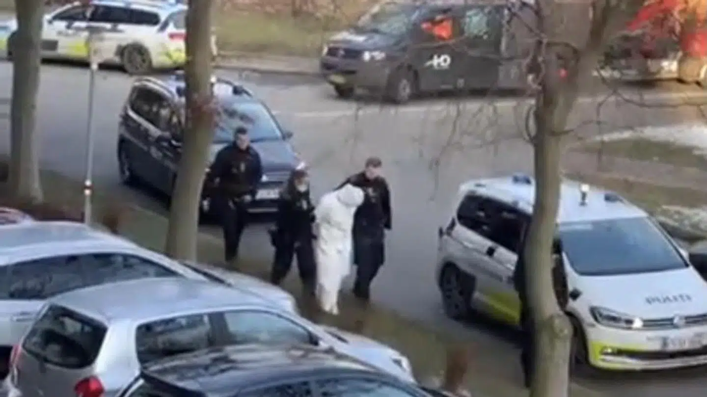 Den drabssigtede bliver ført væk. Foto: Presse–fotos.dk