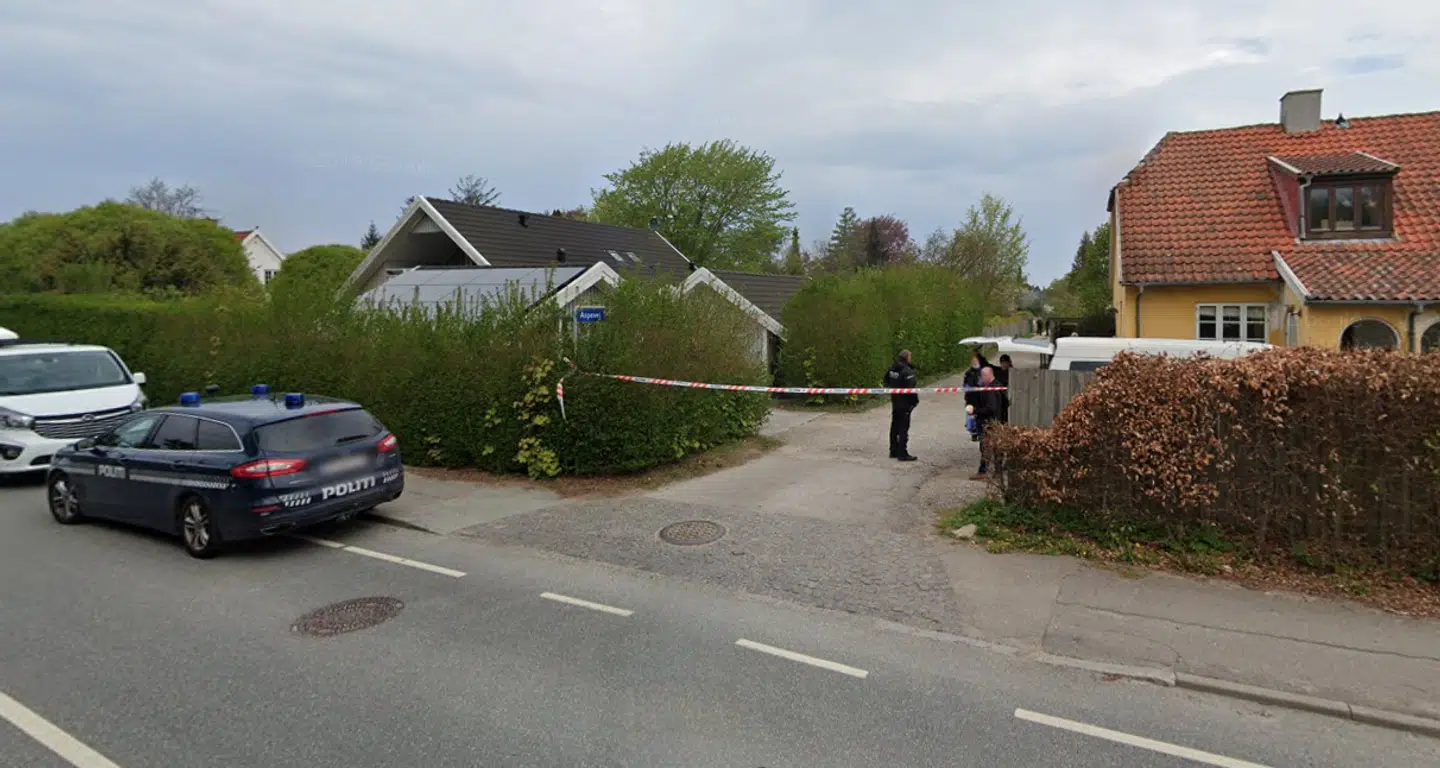 Hele området omkring gerningsstedet på Aspevej i Tisvildeleje blev afspærret og afsøgt grundigt for tekniske spor efter det dødelige overfald på den 58-årige læge Charlotte Asperud 30. april 2019.