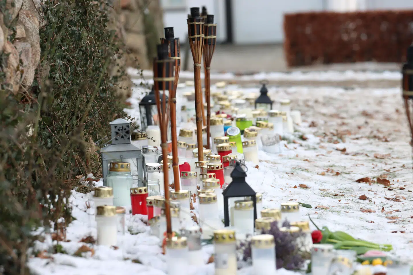 Lysene er stillet op foran Malling Kirke.