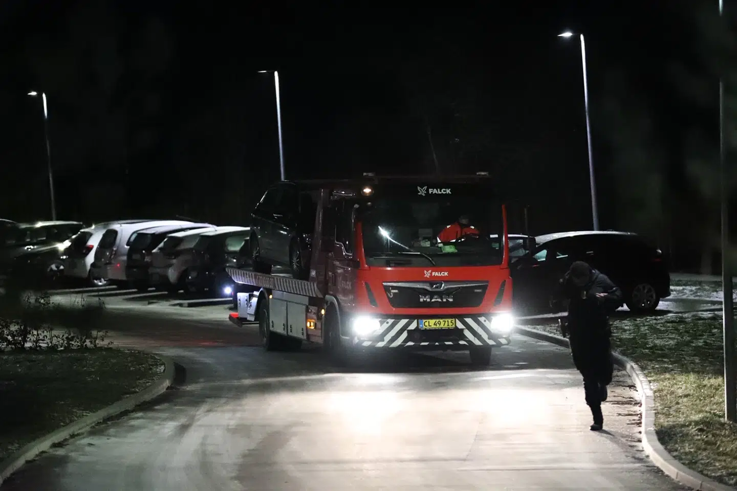 En beslaglagt bil køres bort.