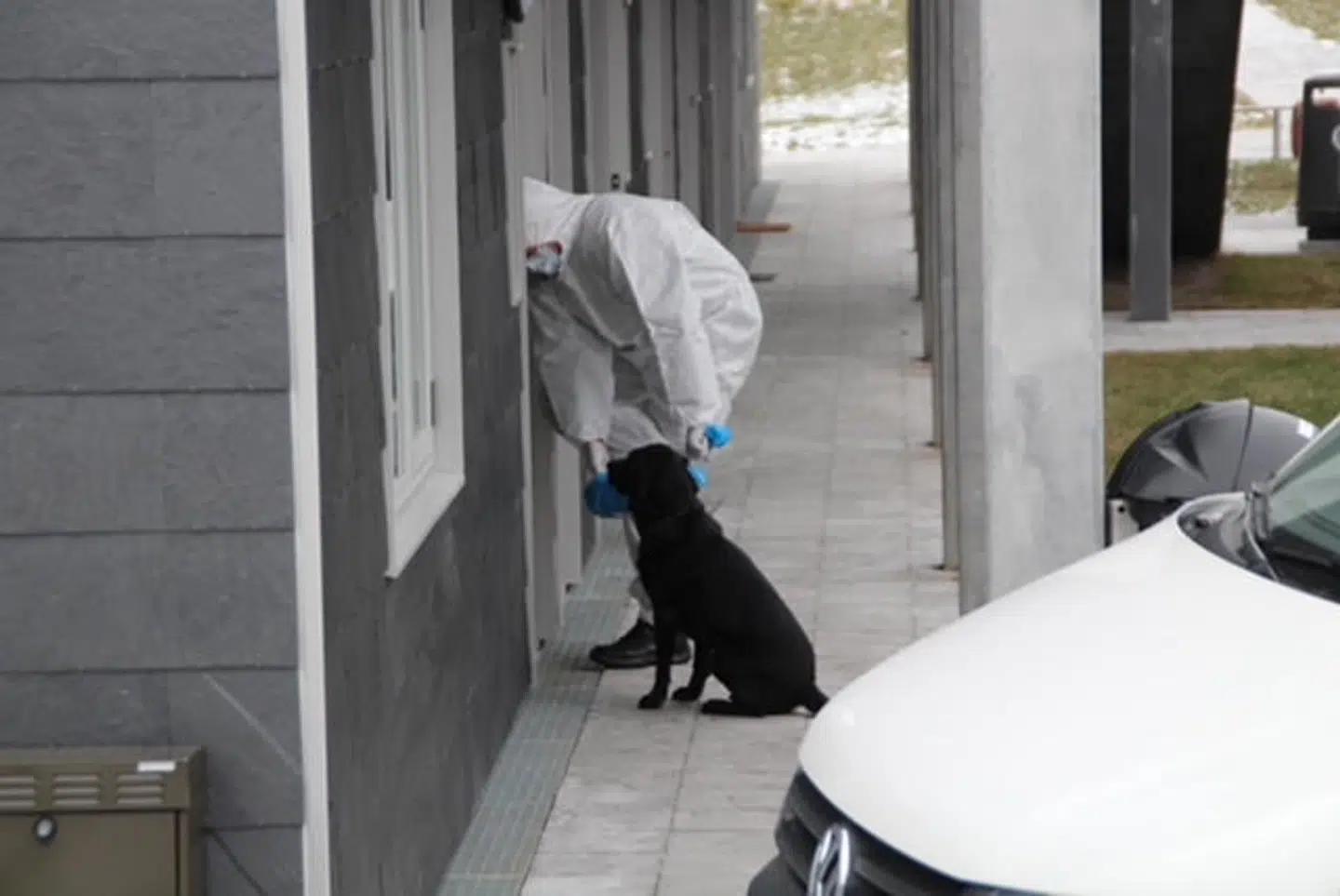 Betjente og teknikere har undersøgt en lejlighed i Apotekerhaven.