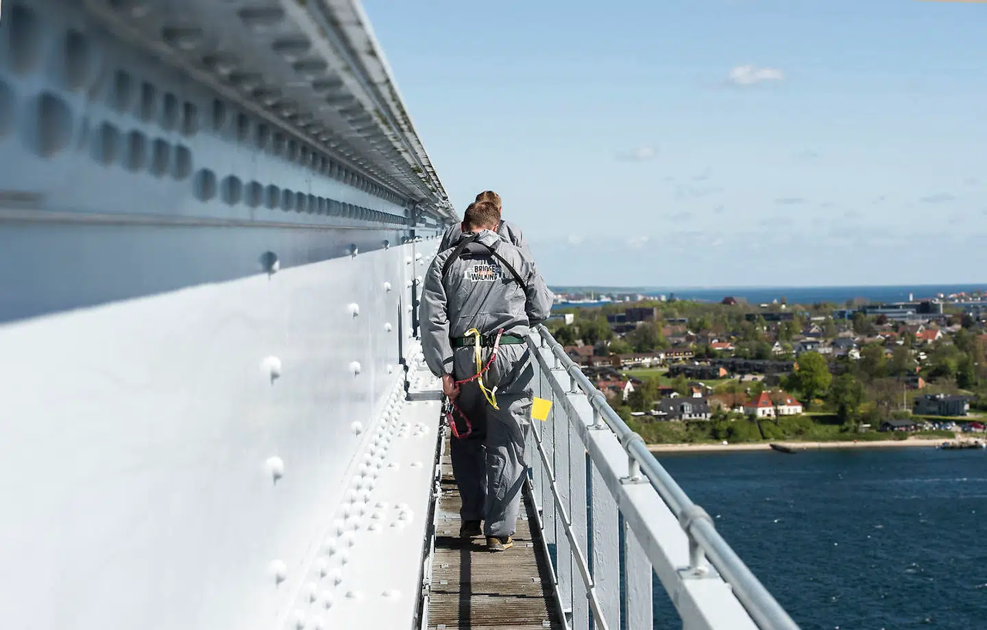 Flere tusinde gæster krydser hvert år den gamle Lillebæltsbro på en særlig gangbro, der udgør forlystelsen Bridgewalking.