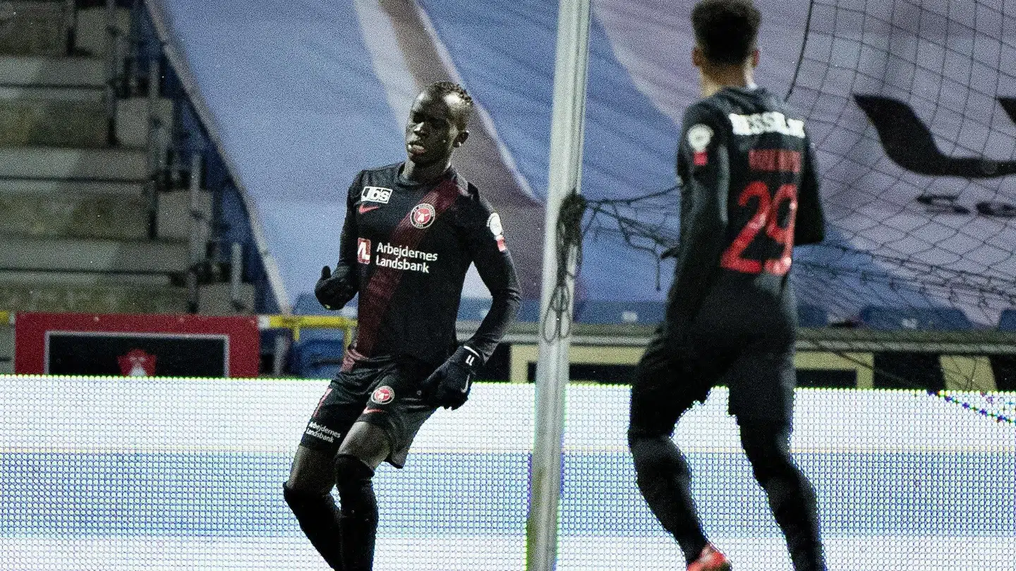 Randers måtte se FC Midtjyllands Awer Mabil (tv.) afgøre kampen til sidst. Henning Bagger/Ritzau Scanpix