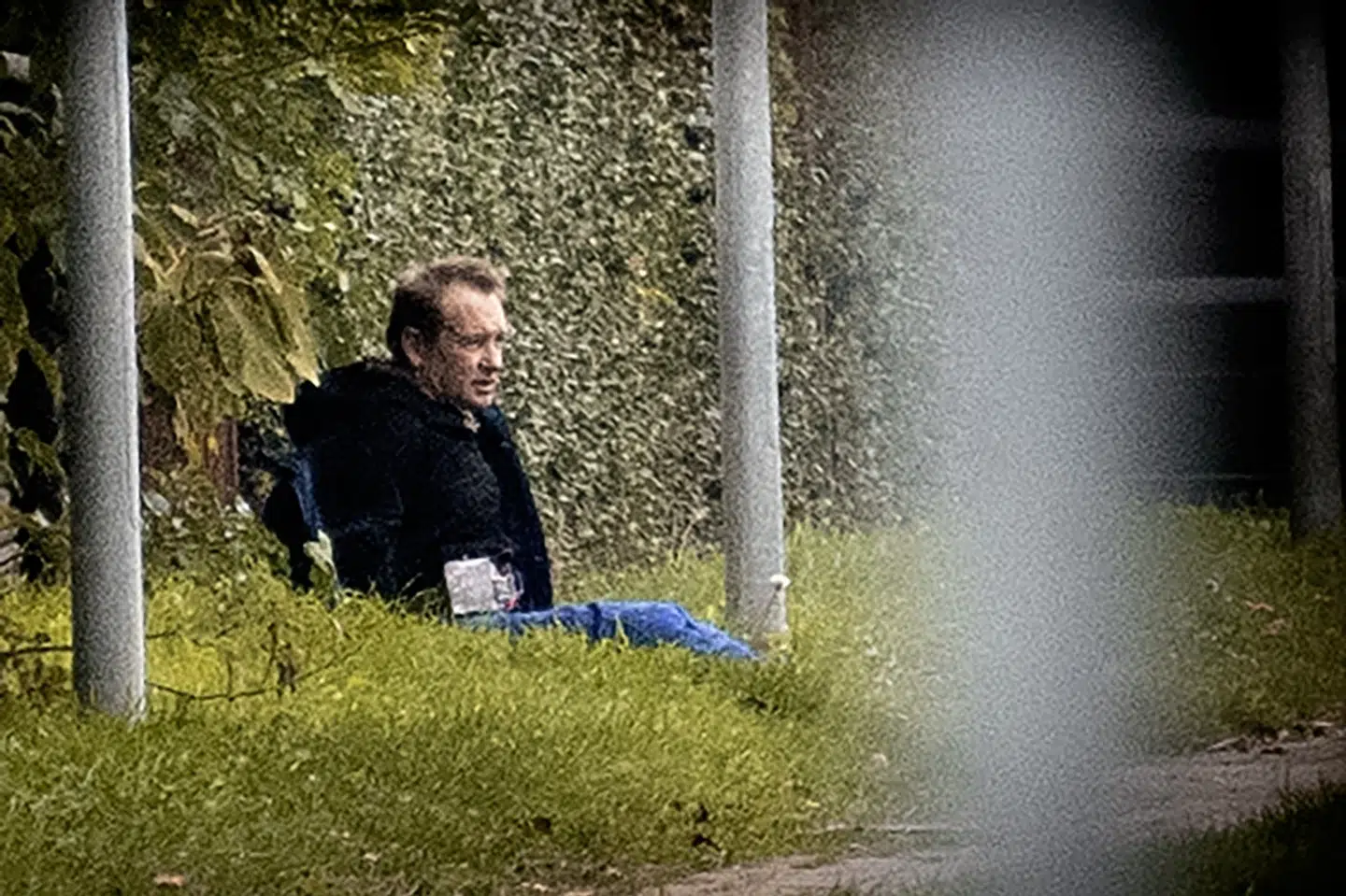 Peter Madsen nåede ikke mange minutter på fri fod, før han blev pågrebet. Han sad i nogle timer på et stykke græs, mens politiet skulle være sikre på, at det bælte, der lignede et bombebælte, ikke var ægte. Nils Meilvang/Ritzau Scanpix