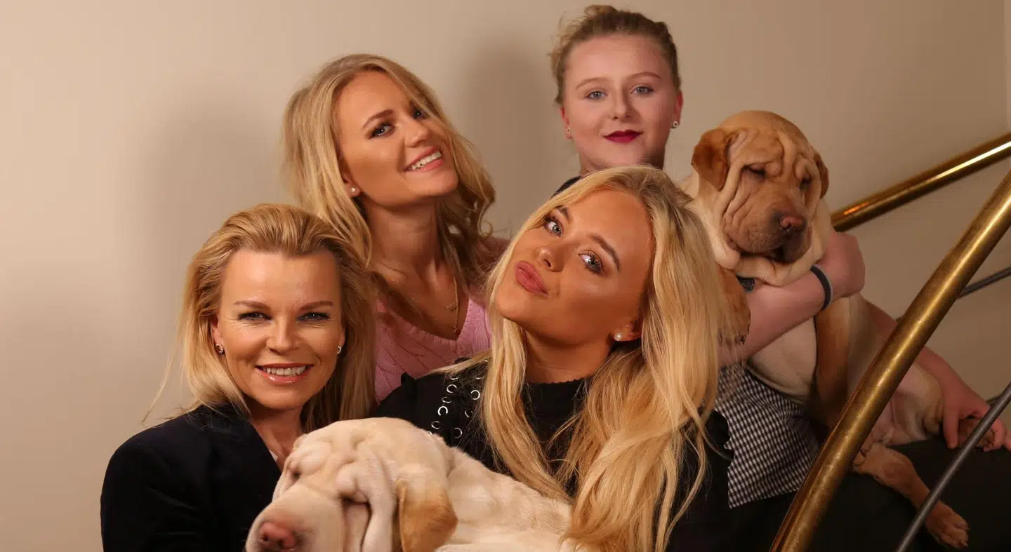 I 'Diamantfamilien' følger seerne familien Pitzner, som består af mor Katerina og hendes tre døtre, Thalia, Elvira og Ophelia.