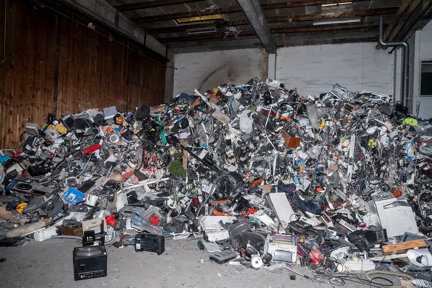 En af Danweee Recyclings opgaver var at finsortere affaldet inden den videre miljøbehandling. Her er elektronikken smidt i en bunke i Fredericia.