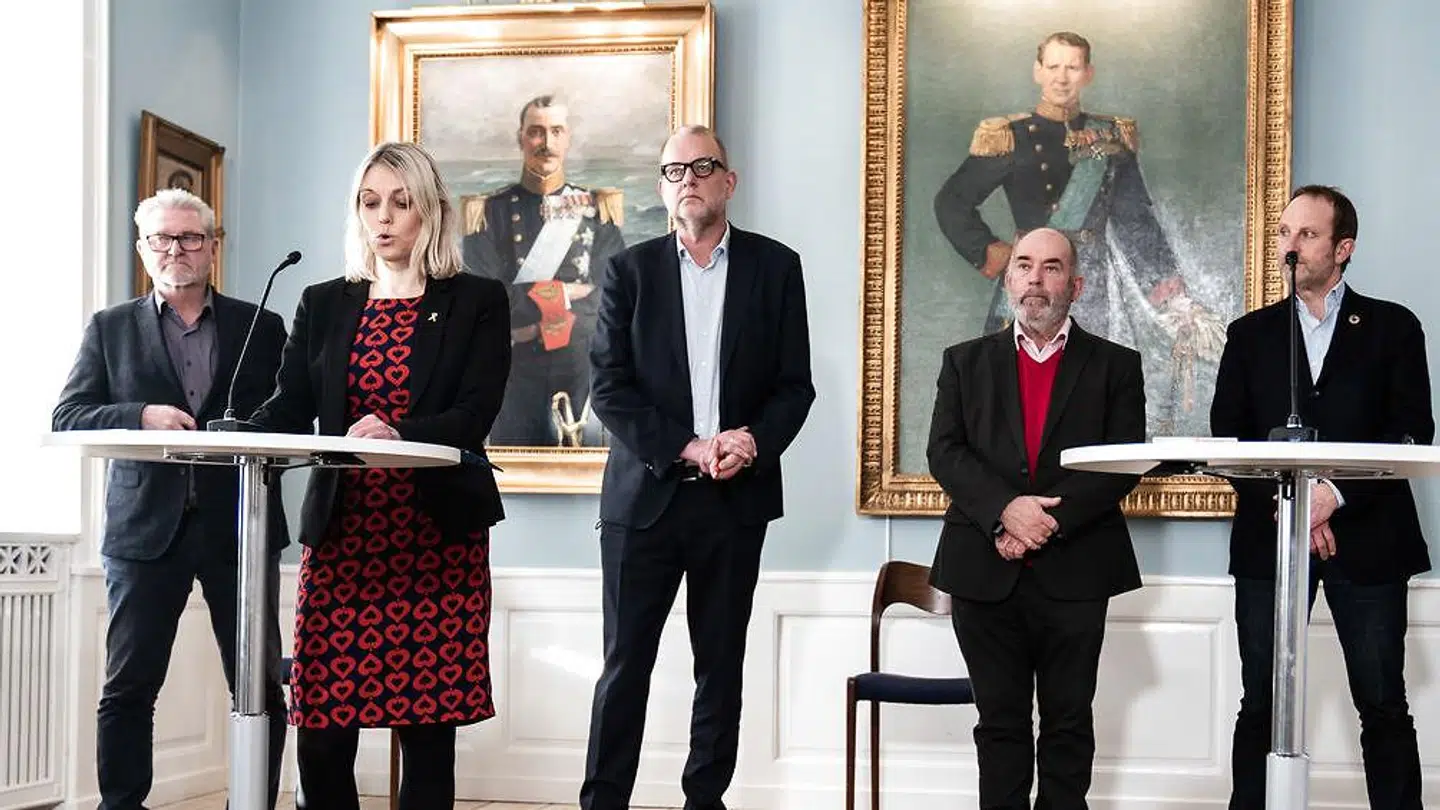 Søren Espersen (2. fra højre) kræver Trine Bramsens afgang, men var samtidig med til at præsentere ny politisk aftale om Arktis.