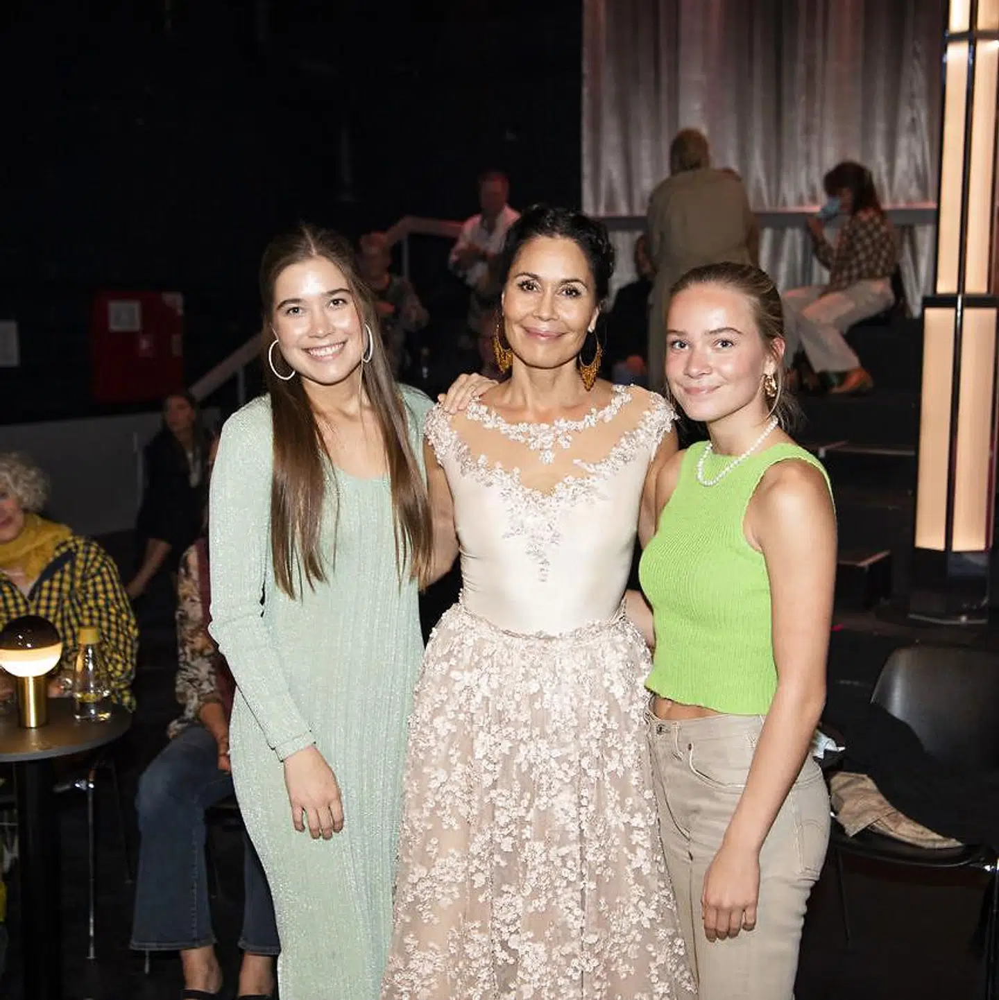 Her Filippa Coster-Waldau sammen med sin mor og søster.