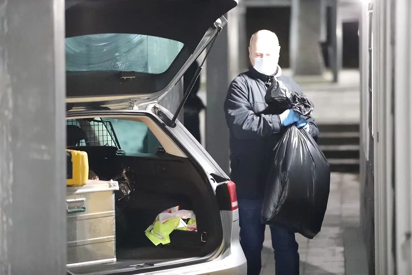 Kampklædte betjente og kriminalteknikere i hvide dragter under ransagninger i Holbæk lørdag 6. februar, hvor der blandt andet blev fundet flere skydevåben og kilovis af kemikalier - herunder fem kg svovl - der efter politiets opfattelse skulle bruges til et eller flere terrorangreb. (Foto: presse-fotos.dk/Ritzau Scanpix)