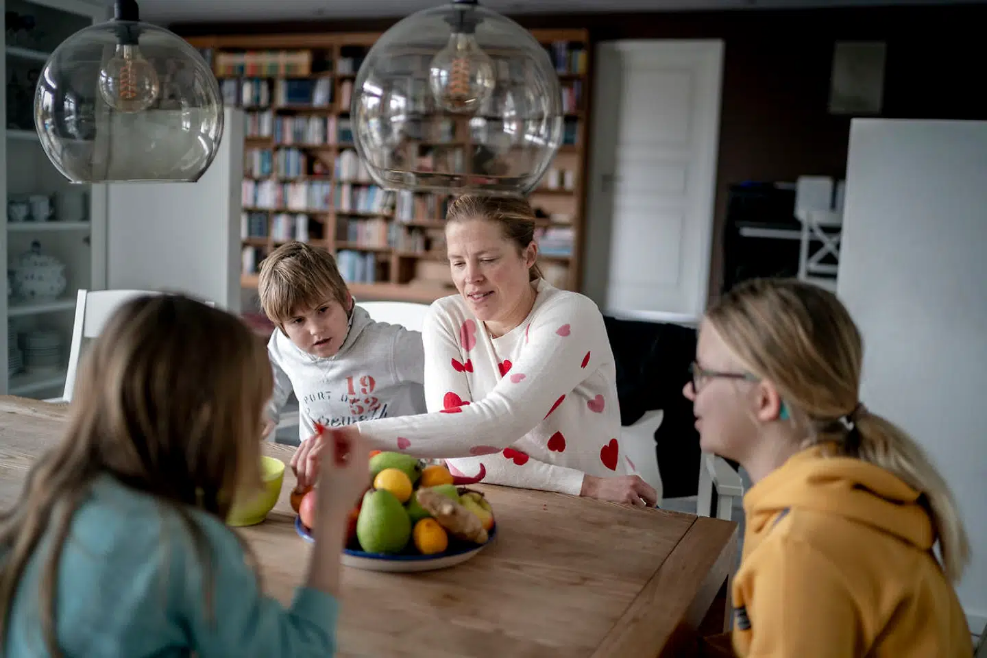 »Hvis jeg har fem minutter uden afbrydelser på en arbejdsdag, så er det højt sat. Men vi har fået det rigtigt godt sammen, min familie og jeg,« siger Estrid Dyekjær.