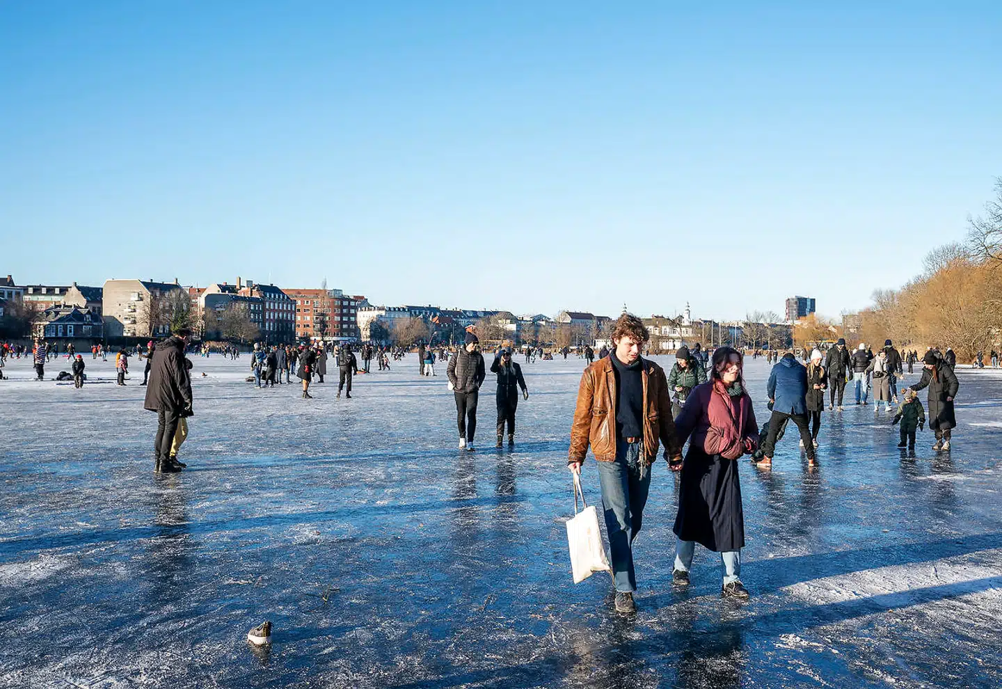 Mens den nordlige del af Sankt Jørgens Sø nu er tilfrosset nok til at gå på, bliver den sydlige del aldrig godkendt til færdsel. Det skyldes springvand og mange siv langs bredden, der er med til at gøre isen usikker.