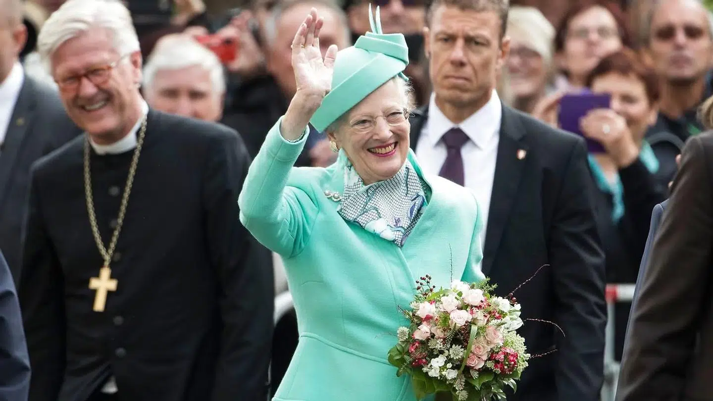 Dronning Margethe uddeler ordener i Danmark, men får vejledende råd fra eksempelvis ministerierne.