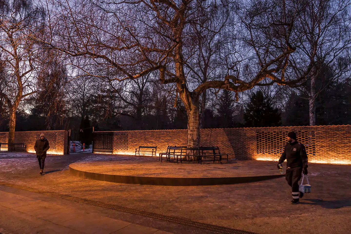 Den nye plads langs muren til Bispebjerg Kirkegård – på Skoleholdervej, lige over for Gravervænget. Den glødende LED-belysning får de to birkeplateauer til at minde om scener i livets teater.