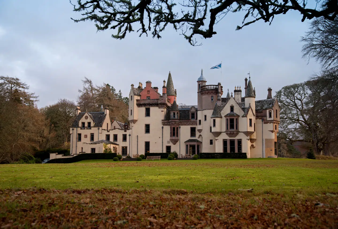 En af kronjuvelerne i Anders Holch Povlsens samling af skotske ejendomme er Aldourie Castle, som han erhvervede sig i 2014. Han måtte slippe knap 130 millioner kroner for det gamle slot. Aldourie slot kan leje til selskaber med overnatning, og ifølge Wildland er det et 'historisk og eventyrligt' slot.