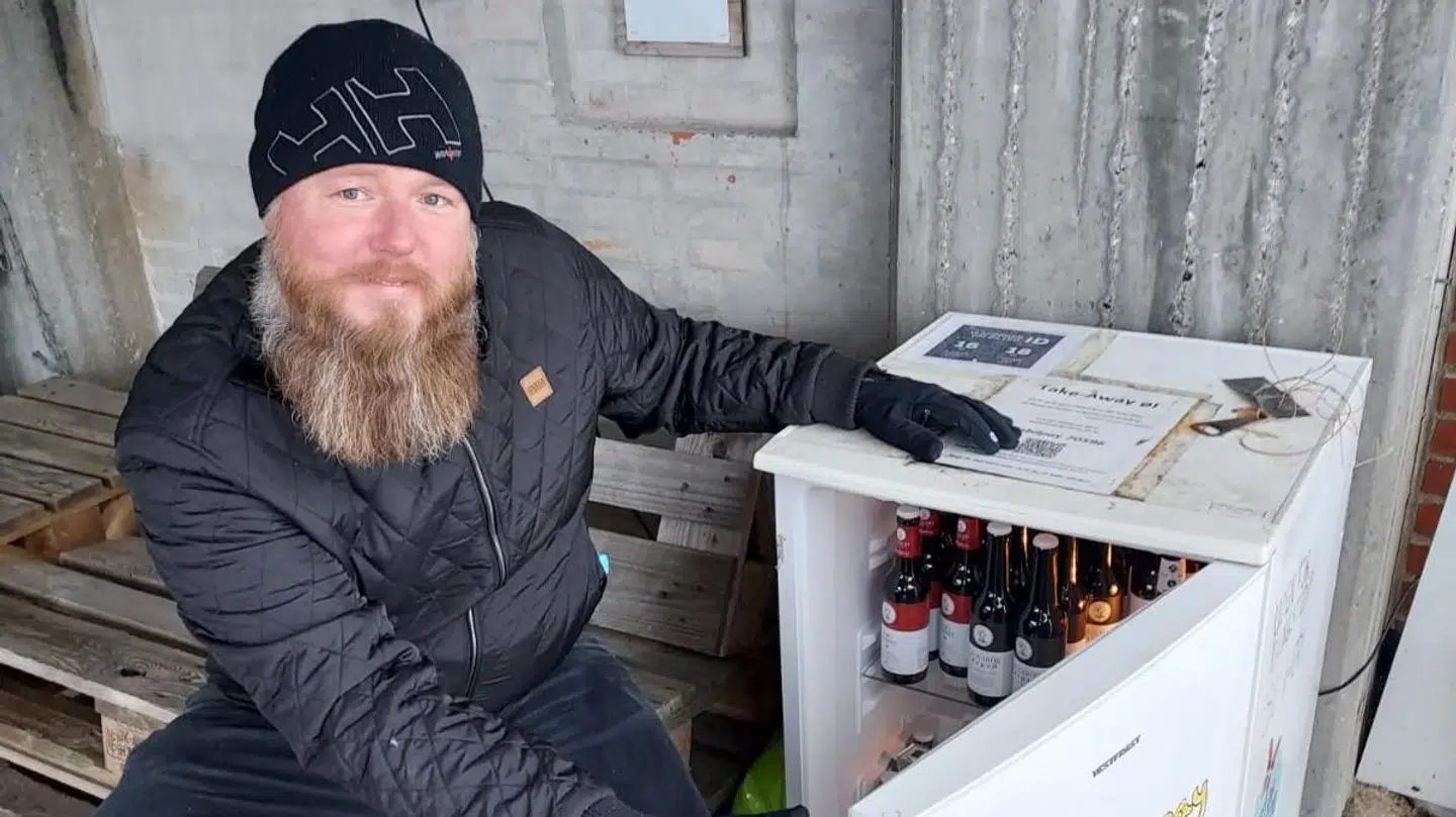 Claus ved siden af køleskabet, der nu er fyldt igen.