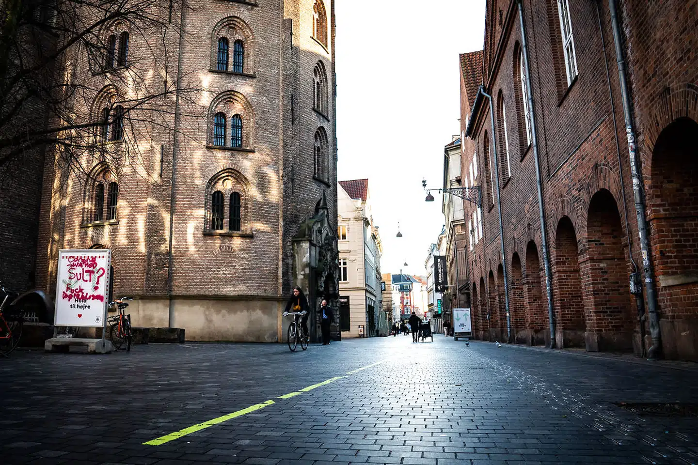 Lægeformand foreslår total nedlukning af hovedstadsområdet for at få bugt med regionens smittetryk.