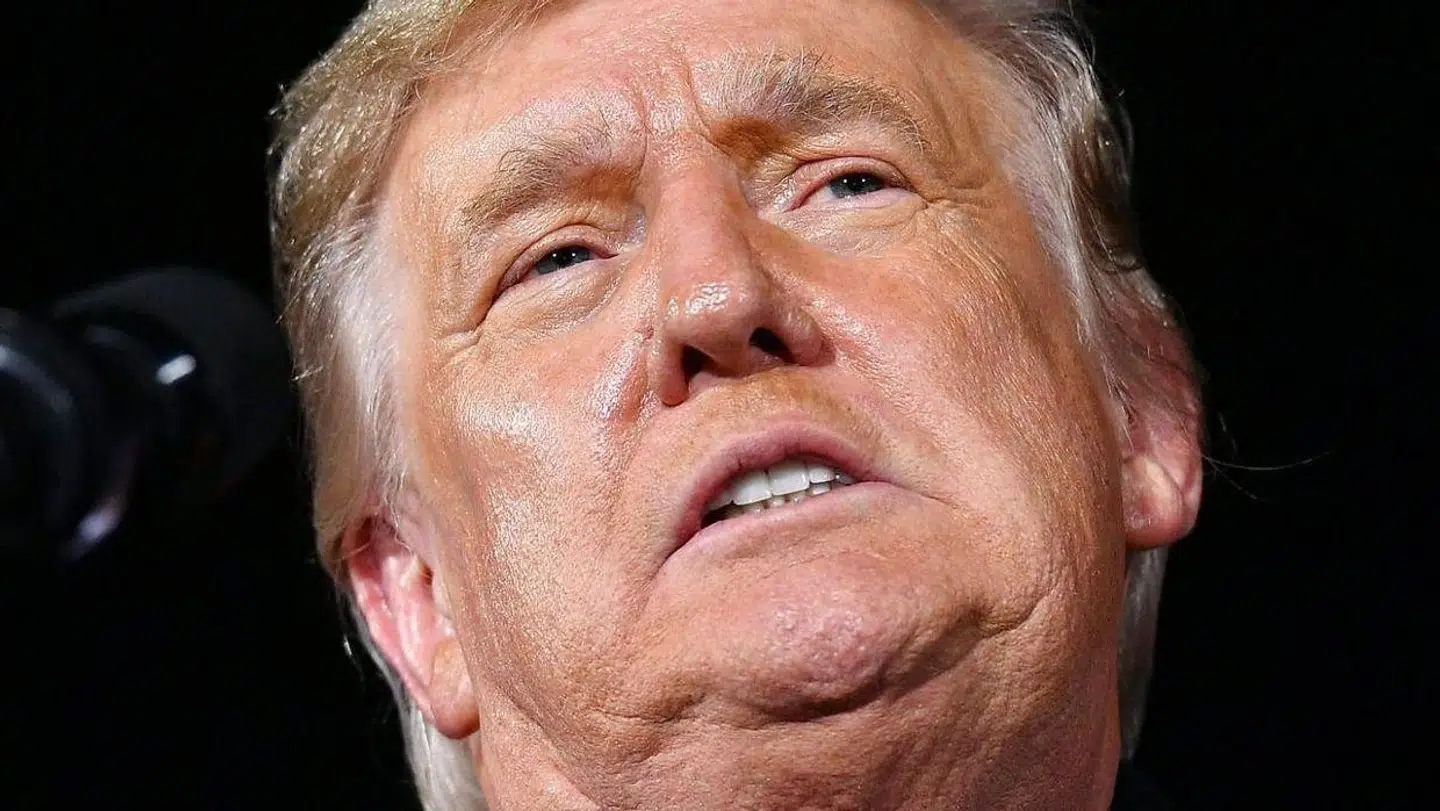 Trump smider sin mangeårige advokat på porten.