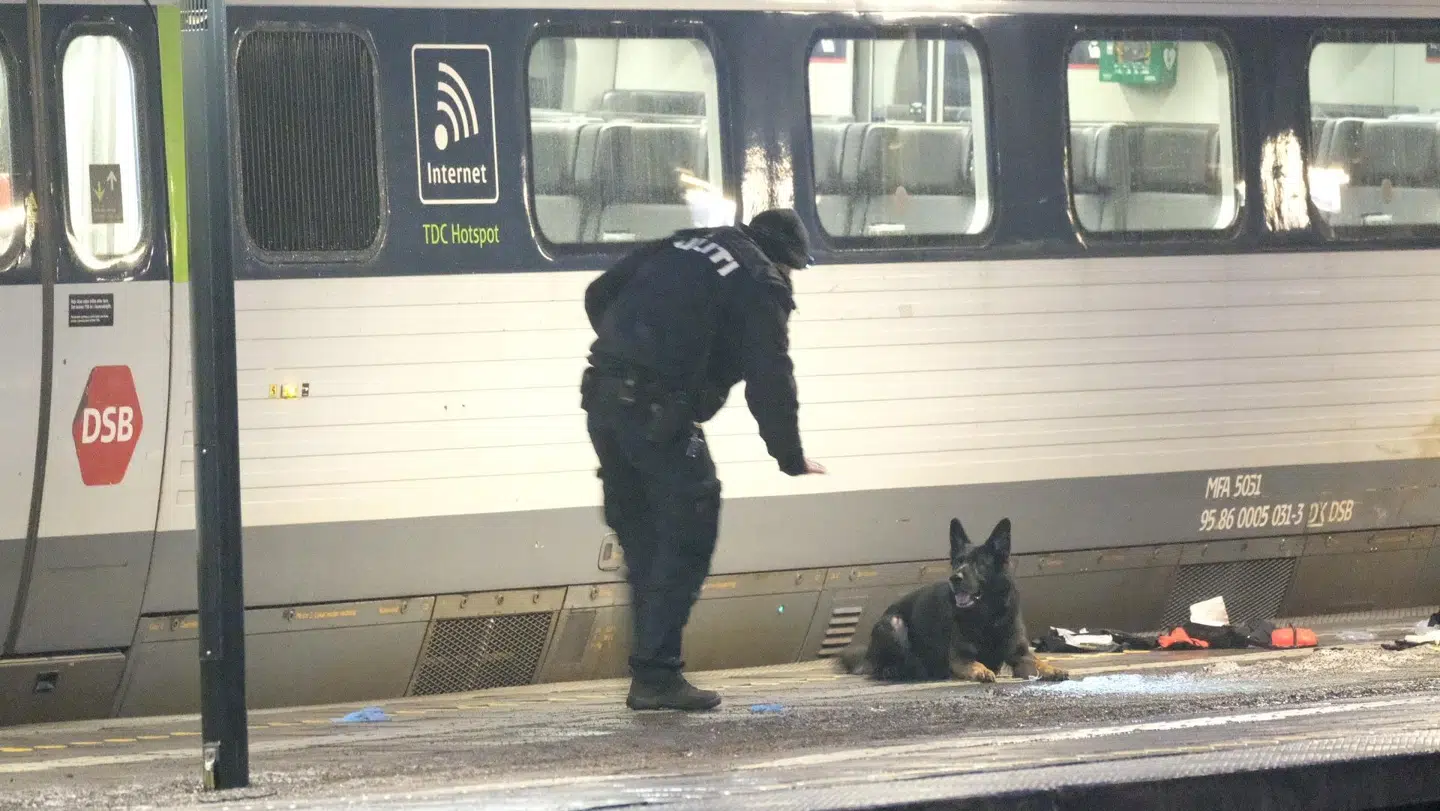 Manden truede angiveligt togpersonale og andre passagerer med en kniv. Her efterforsker politiet på stationen i Lundby.