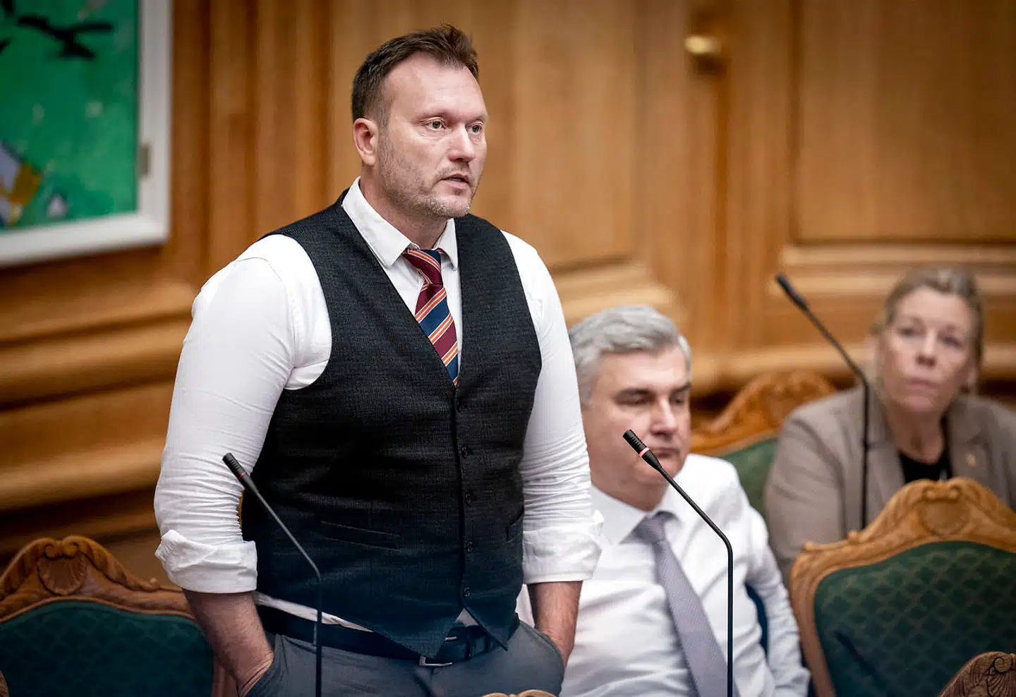 Sundhedsordfører for Nye Borgerlige Lars Boje Mathiesen mener, at regeringen hele tiden skifter definition af, hvad der skal til for at genåbne samfundet. Flere andre partier er uenige og opfordrer til forsigtighed over for den britiske coronamutation.