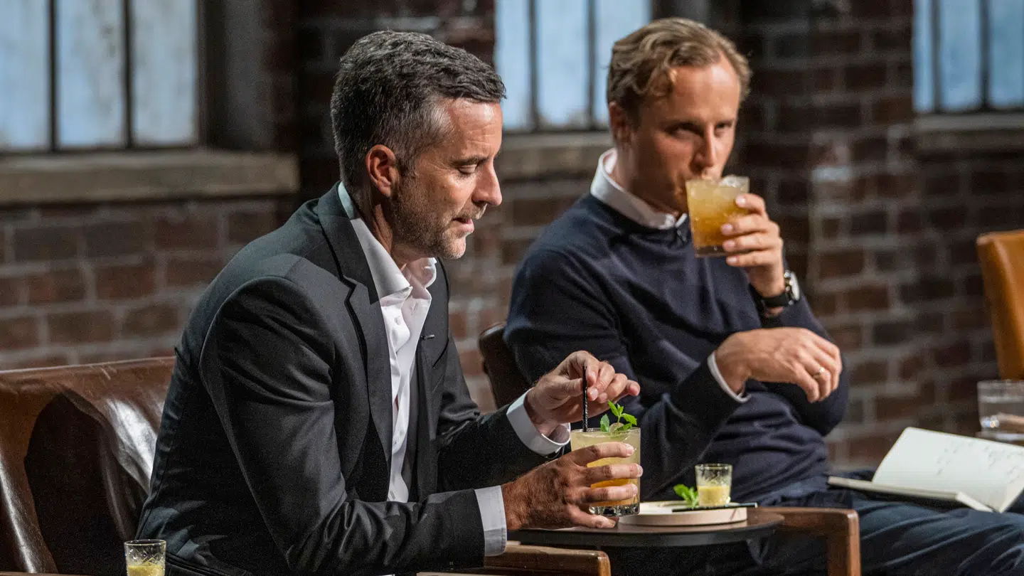 Jakob Riisgaard og Christian Arnstedt smager på drinks i programmet.