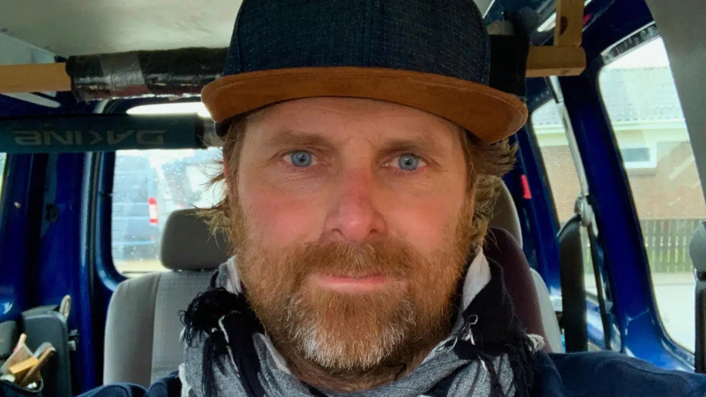 Mads Sand er i mod mundbind og bruger dem kun, fordi han skal. Han tror også, at mange ligesom ham genbruger det samme mundbind hele tiden.